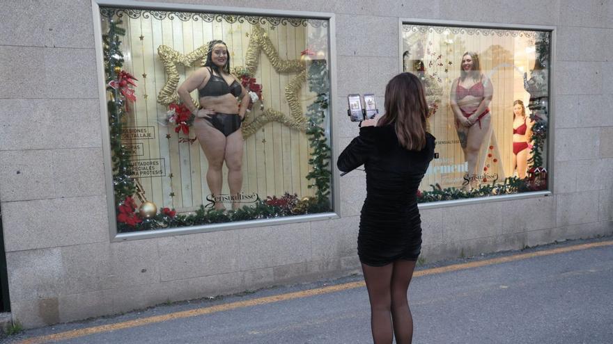 Las mujeres posan en los escaparates del comercio, situado en Dena. | Noé Parga