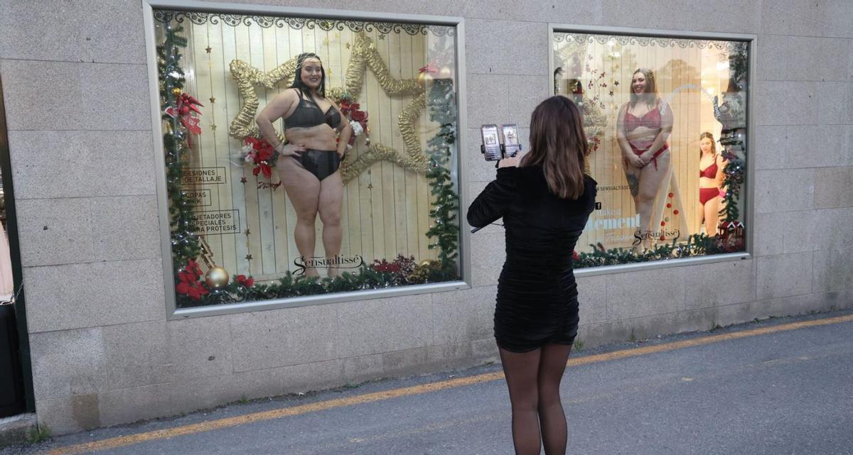 Las mujeres posan en los escaparates del comercio, situado en Dena. |  Noé Parga