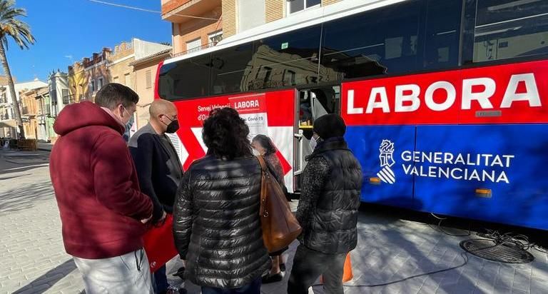 El alcalde de Massamagrell visita el bus de Labora.