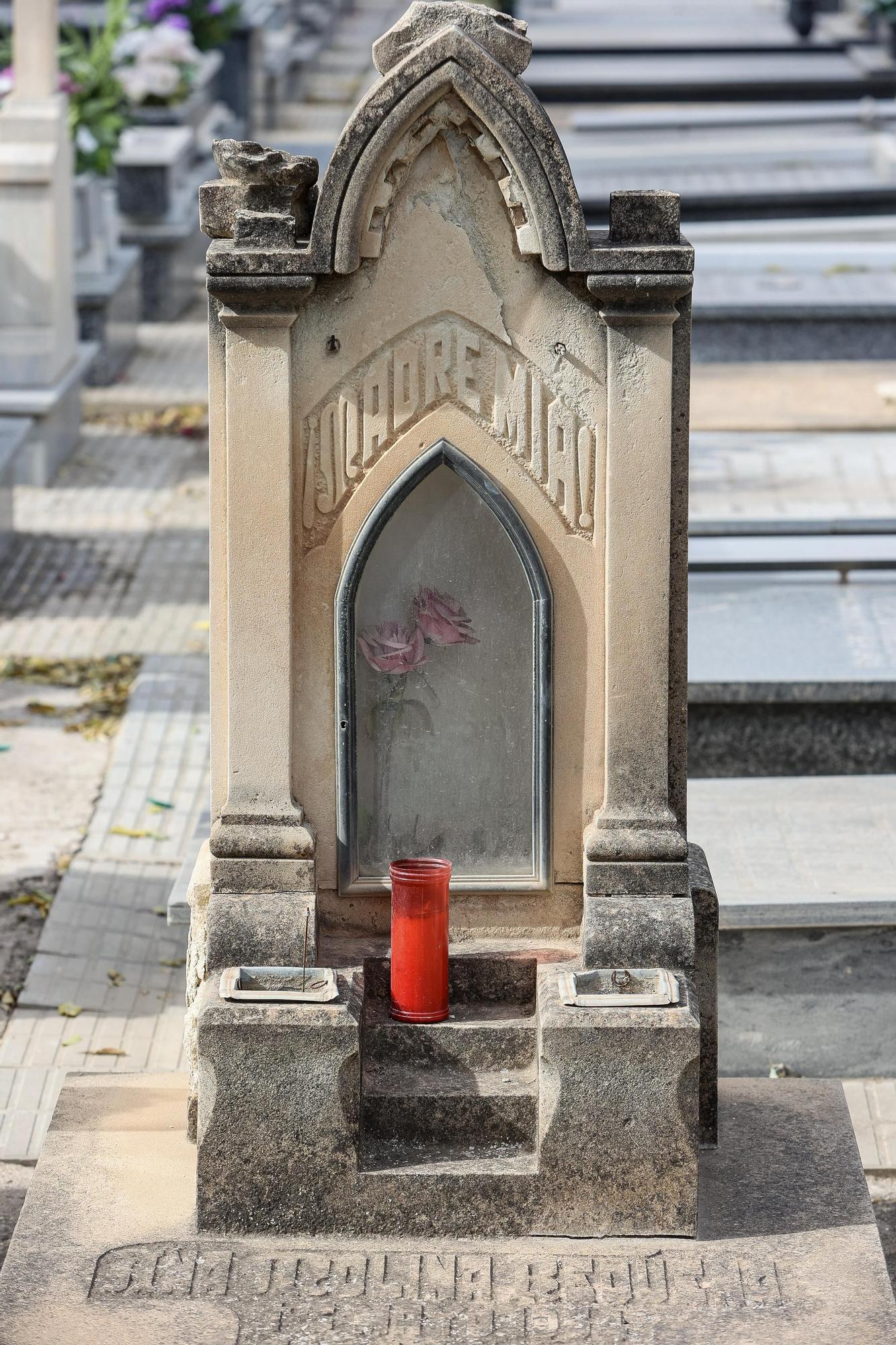 Cementerio de Alicante el día de Todos los Santos
