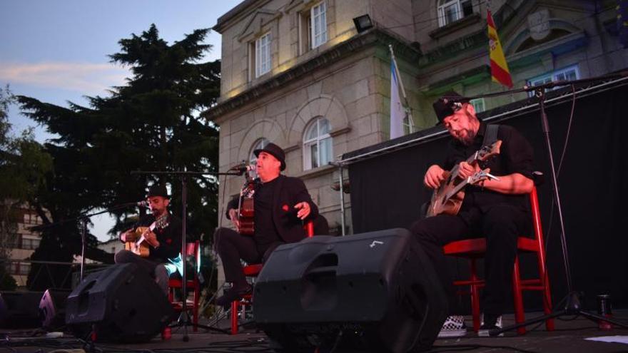 Una de las actuaciones de Fla Meco en la plaza grovense de O Corgo.  | //  FDV