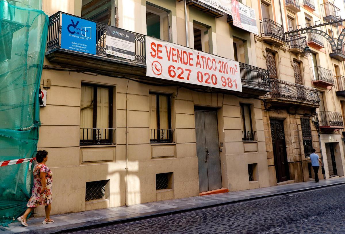 Anuncio de un ático en una calle céntrica de Alcoy.