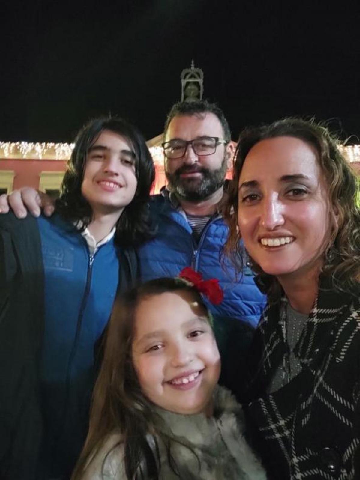 Paula, su hermano, su madre y su padre, Juan Francisco Nine. | // FDV