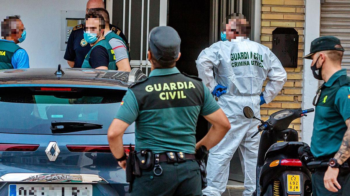 Agentes de la Guardia Civil y Policía Local de La Vila en la puerta del inmueble donde fue asesinada la mujer de 40 años.