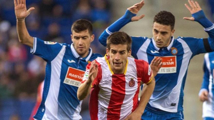 Pere Pons, seguit de dos jugadors de l&#039;Espanyol