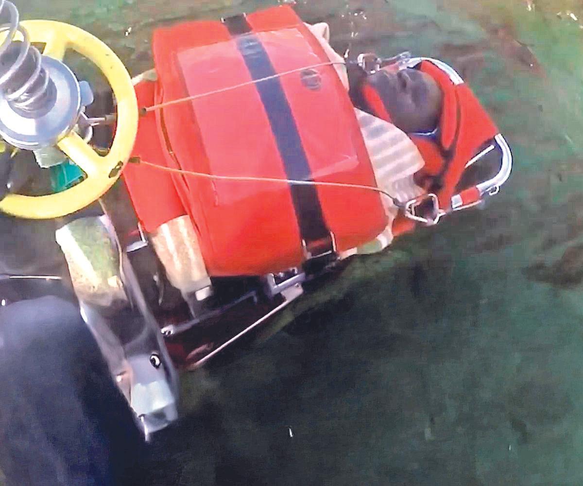 El marinero asistido durante su evacuación del «Loitador»