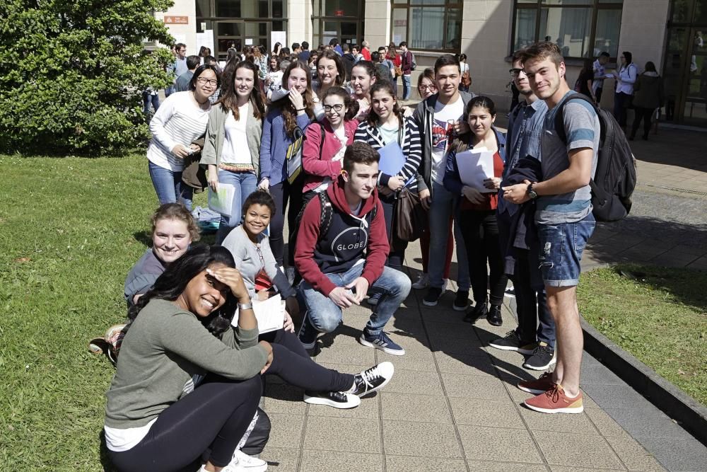 Alumnos se examinan de la PAU en Gijón