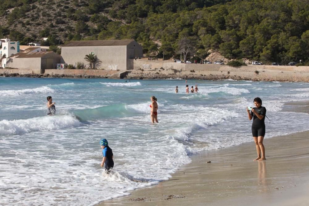 Primer baño del año en ses Salines.