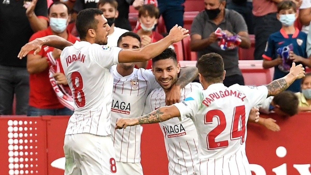 Los jugadores del Sevilla celebran el 2-0