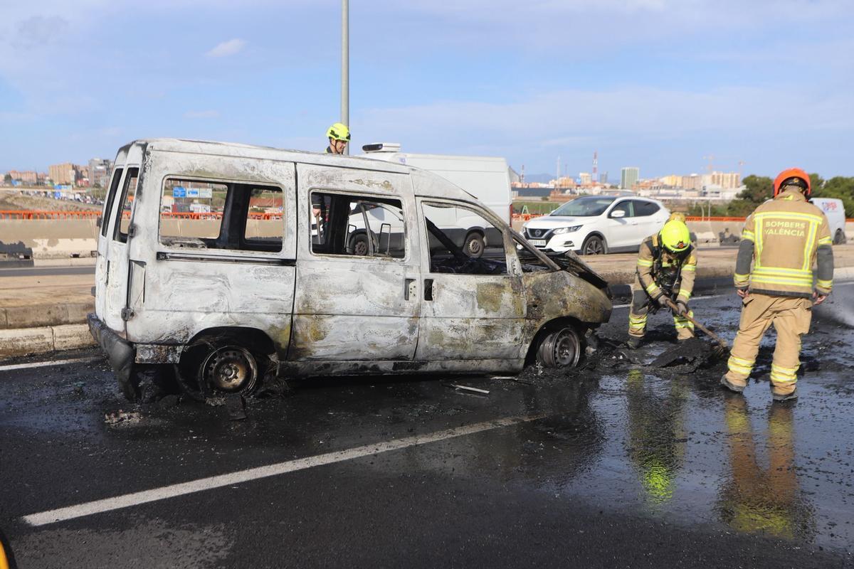 Arden dos vehículos en la autovia de Picanya tras colisionar
