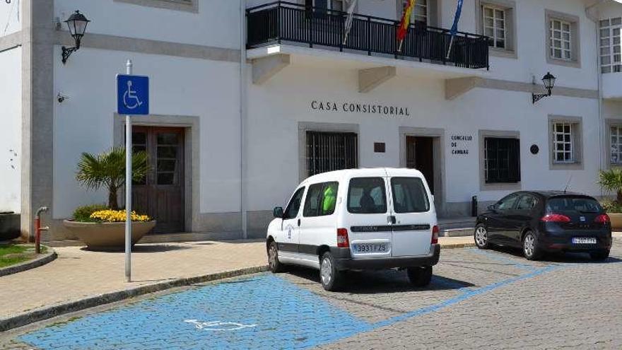 Plaza para personas con movilidad reducida ante el Concello.