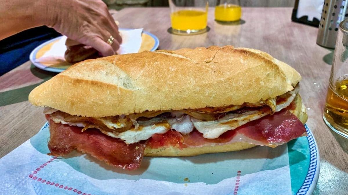 Un serranito recién servido en un bar de tapas.