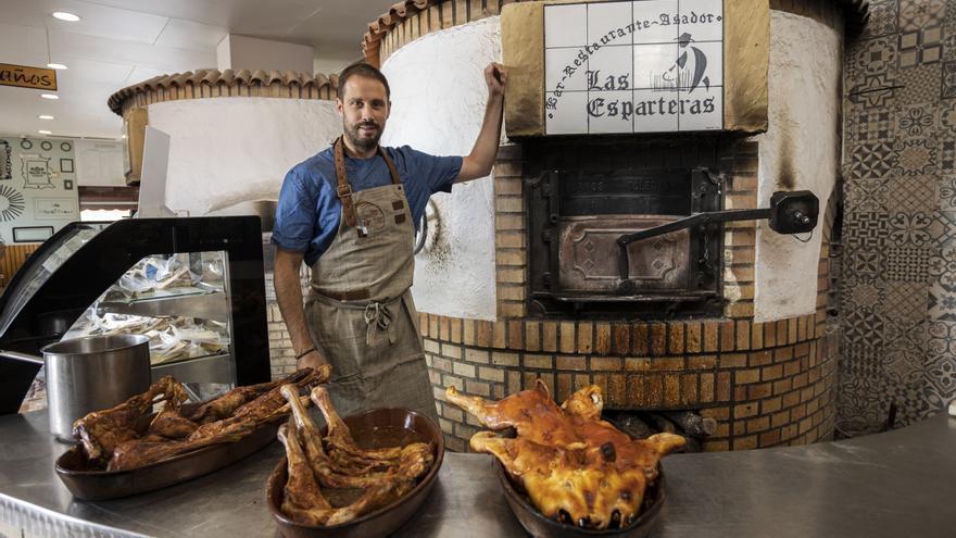 Sergio Barroso, posa con uno de los hornos de leña de Las Esparteras.