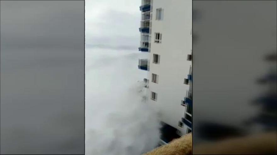 Una ola arrasa con los balcones de un edificio en Tenerife