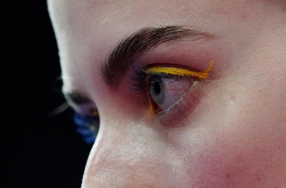 La atleta ucraniana Yaroslava Mahuchikn con el maquillaje de la bandera de su país en los ojos durante la prueba de salto de altura de los Campeonatos del Mundo de Atletismo en pista cubierta que se celebran en Belgrado 