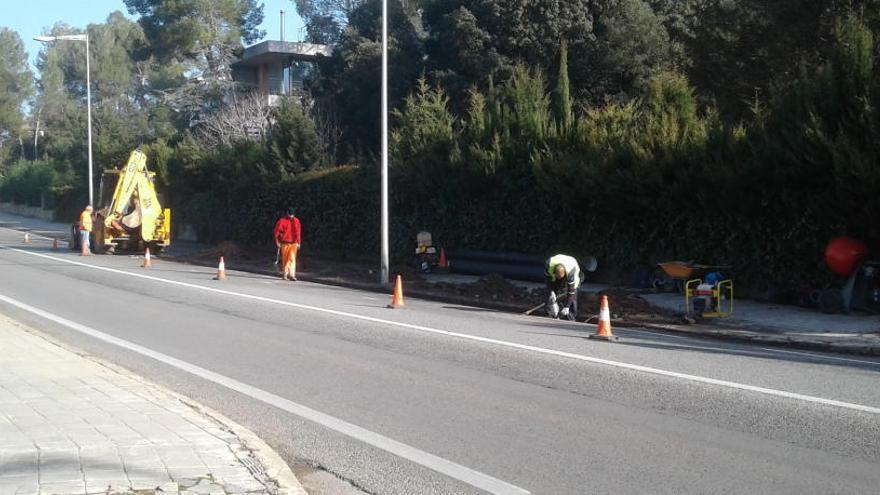 Obres d&#039;arranjament als carrers de Pineda de Bages.