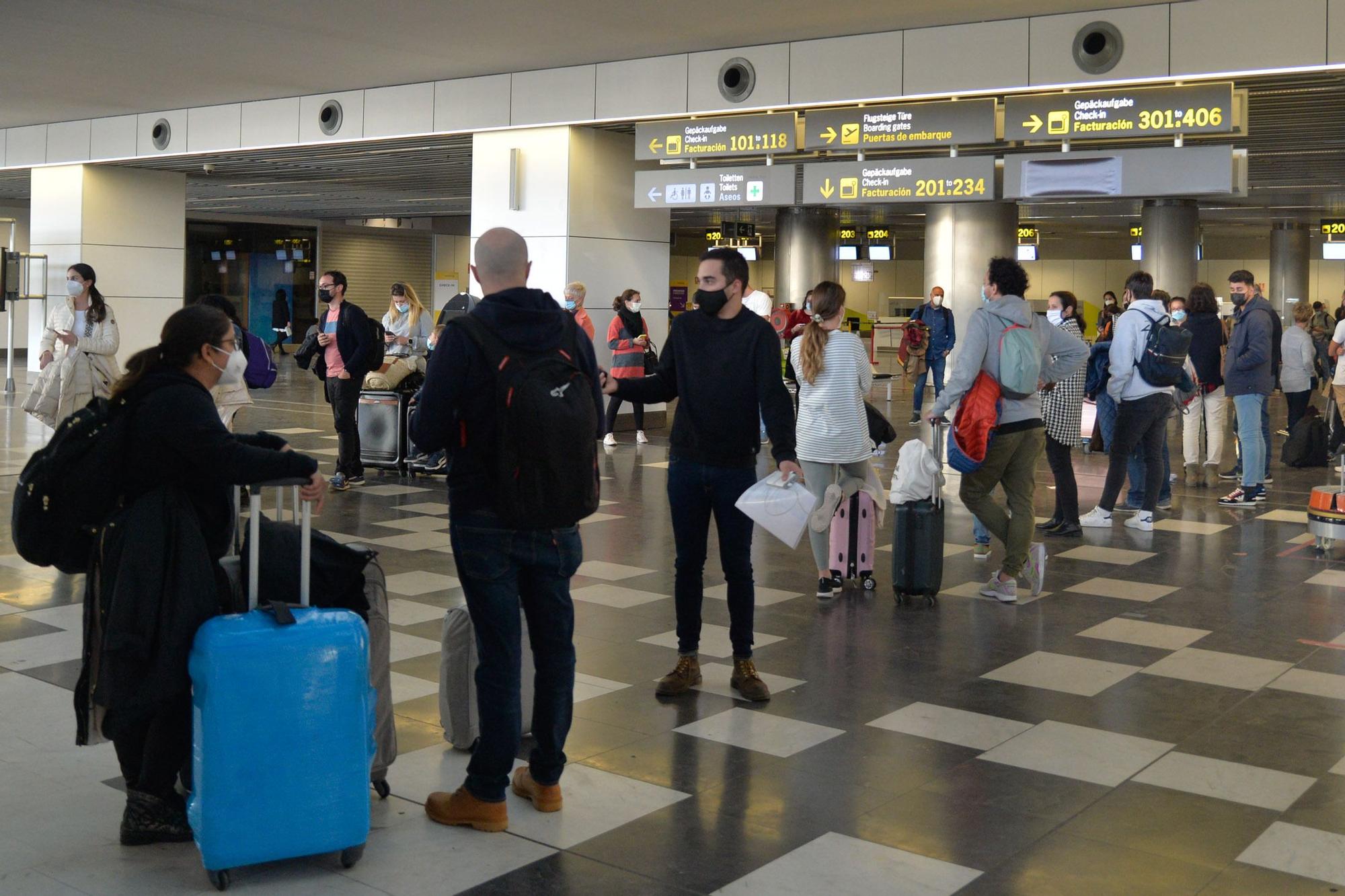 Caos en el aeropuerto de Gran Canaria por las cancelaciones de vuelos a Madrid