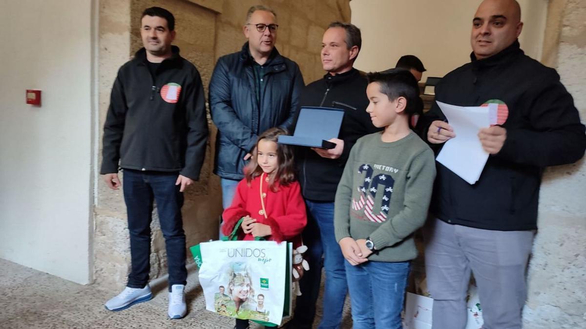 El diputado de Cultura junto a unos de los ganadores y a responsables de la agrupación organizadora. | J.L.F.