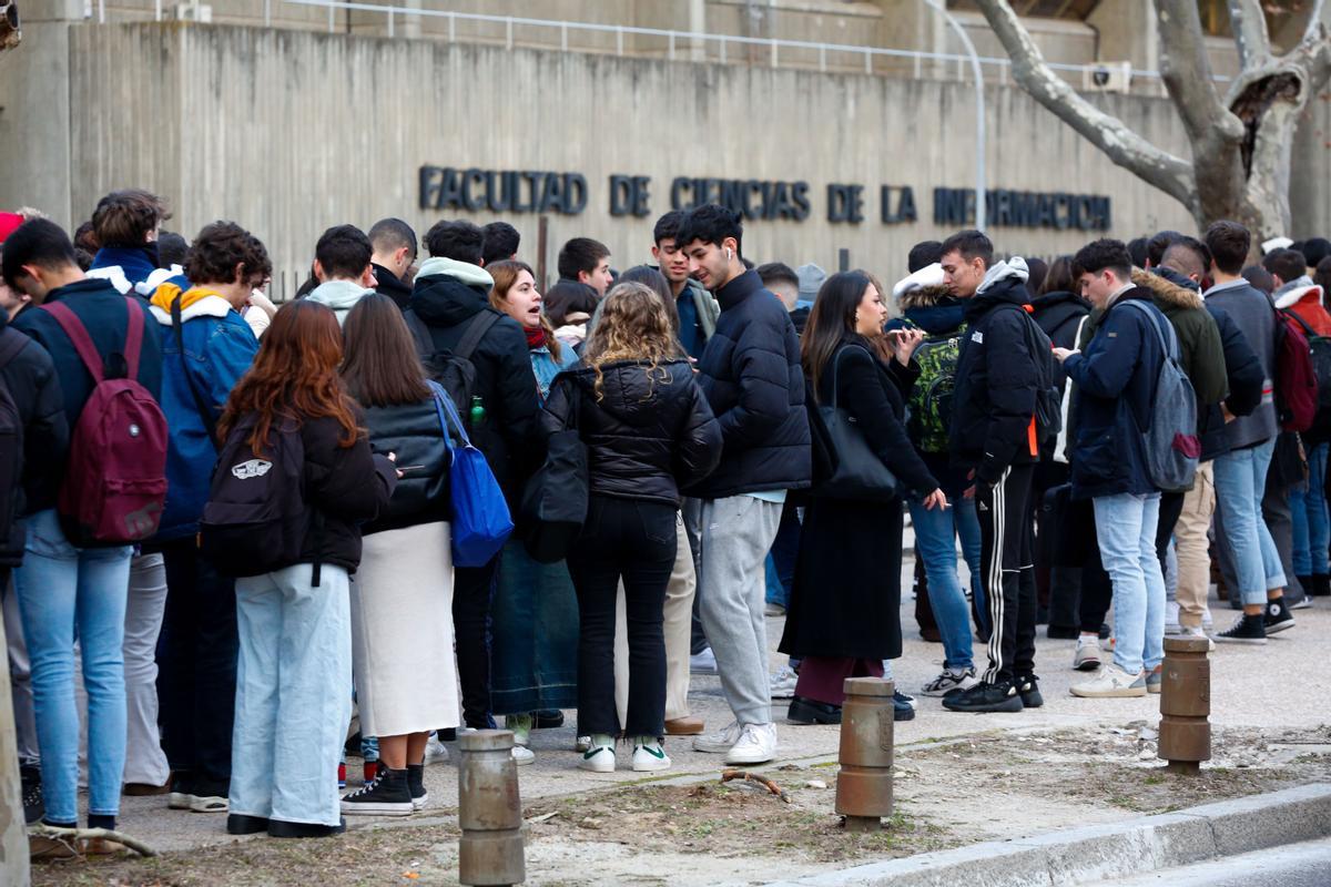 La presidenta de la Comunidad de Madrid, Isabel Díaz Ayuso, recibe este martes en la Universidad Complutense (UCM), donde cursó su carrera de periodismo, un reconocimiento como alumna ilustre, un homenaje que se produce entre medidas de seguridad ante el rechazo que ha despertado que le otorguen este premio, como las 1.500 firmas que integrantes de la comunidad académica de la UCM, entre ellos 96 docentes, junto con investigadores y alumnos, han presentado en contra del nombramiento y que 75 por ciento de la Junta de la Facultad de Ciencias de la Información rechaza el nombramiento. En la imagen, colas ante la facultad de Ciencias de la Información. EFE/ Eduardo Oyana