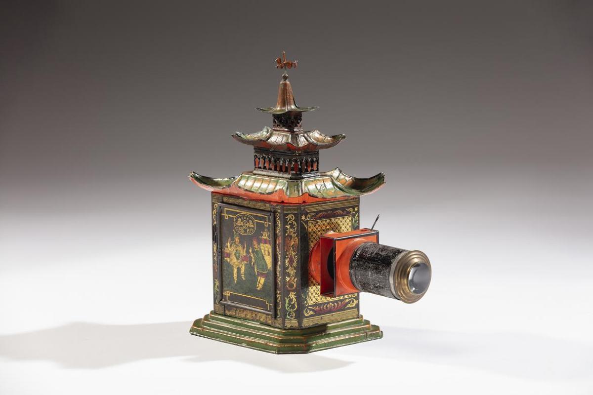 Linterna mágica Pagoda de Ernst Plank (1878).