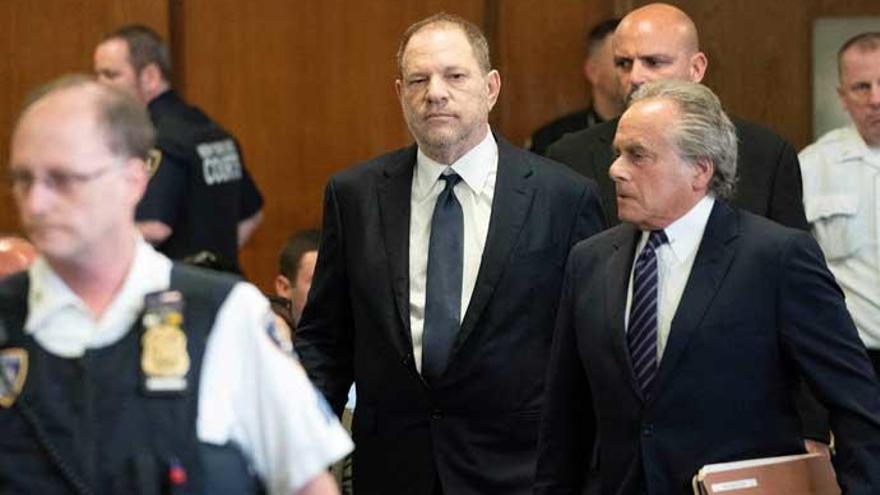 Weinstein, junto a su abogado.