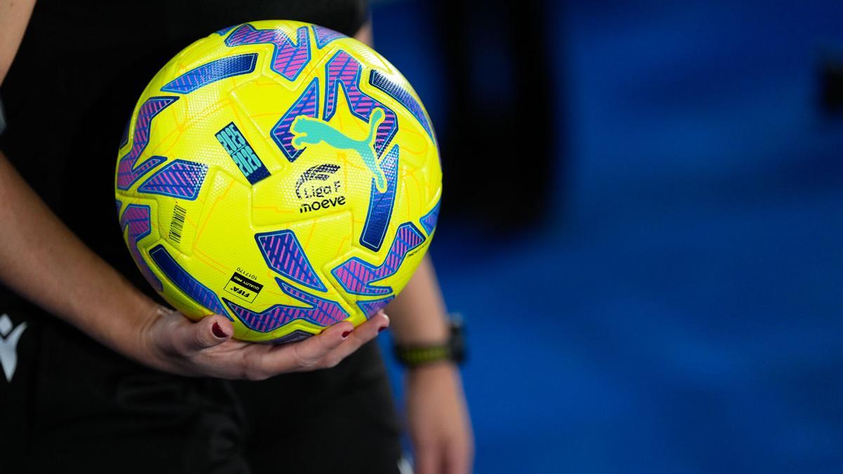 Detalle del balón Puma de la Liga F.