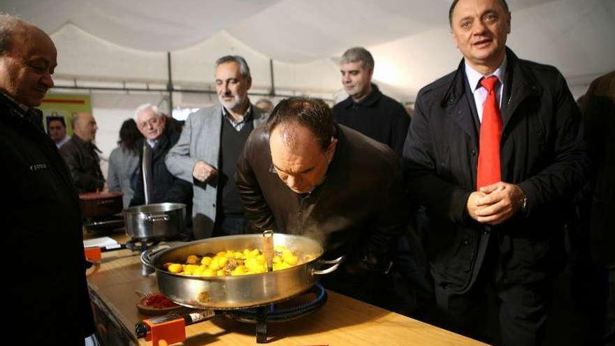 Jesús Otero, con el alcalde de Lalín a su derecha, en la feria navideña del gallo de 2013.  // Bernabé/Luismy