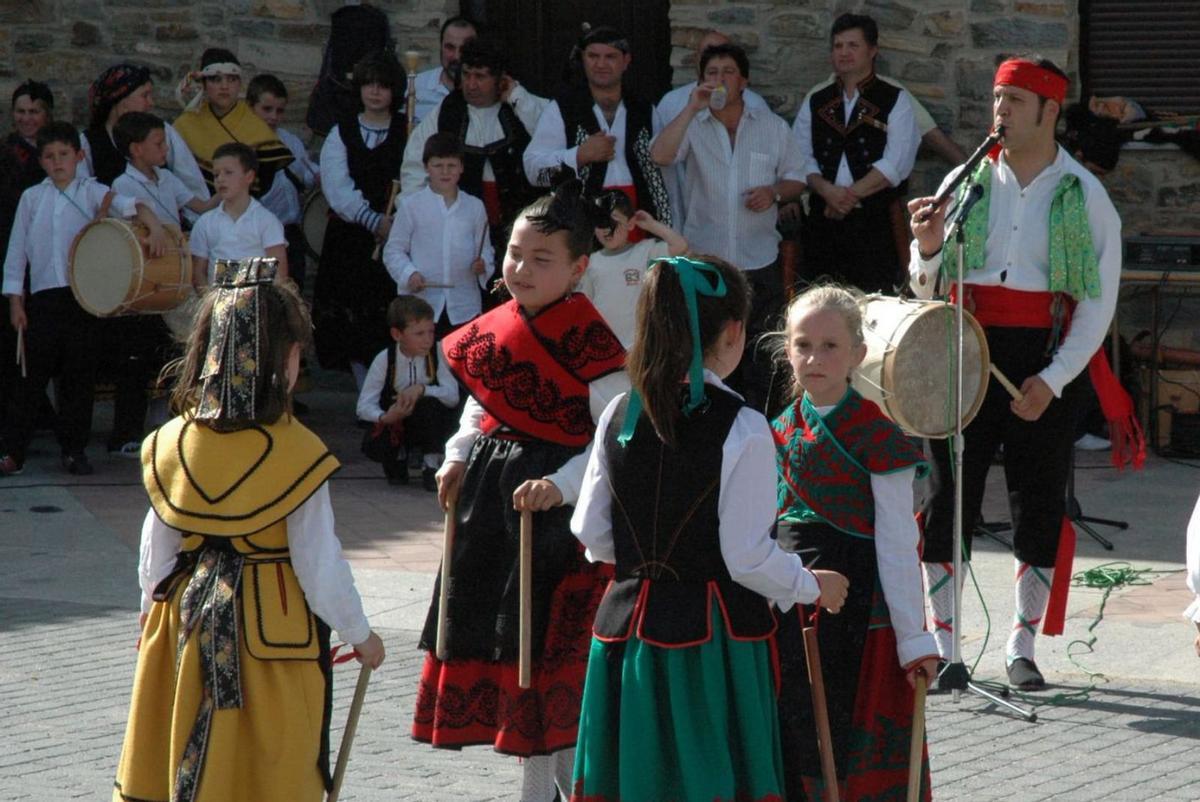 Carlos Gago, a la derecha tocando la flauta y el tamboril durante una actuación folclórica. | Ch, S,