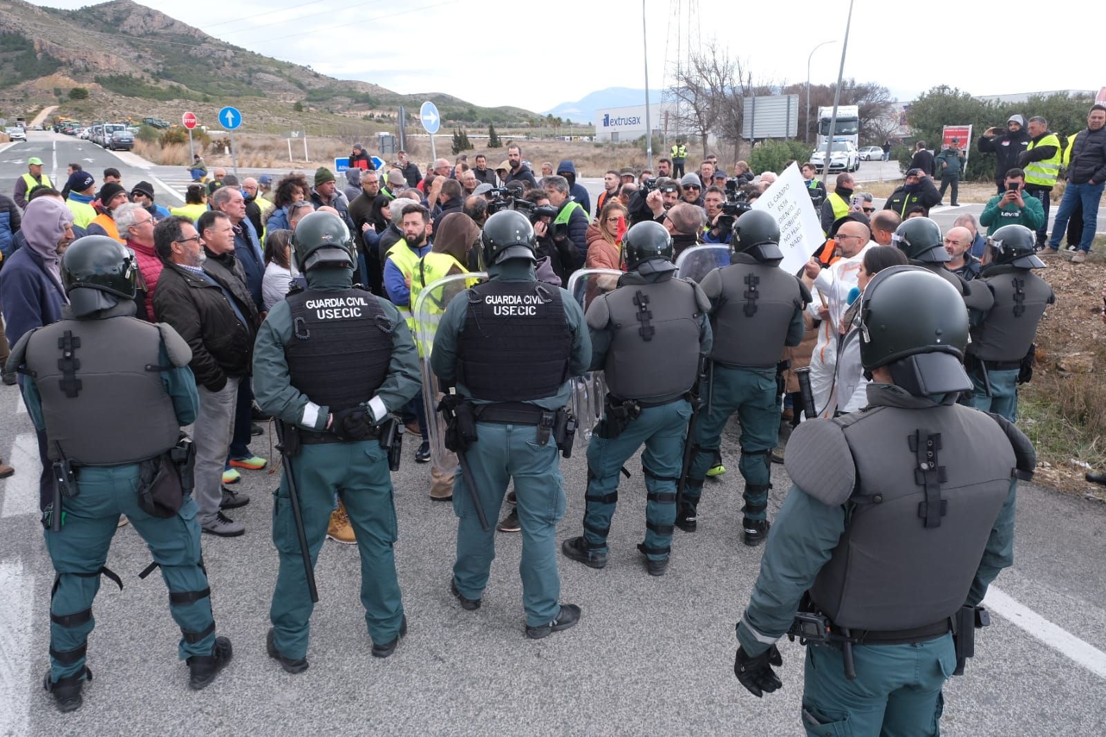 Los agricultores se concentran en tres comarcas de la provincia de Alicante en una tractorada por carreteras secundarias