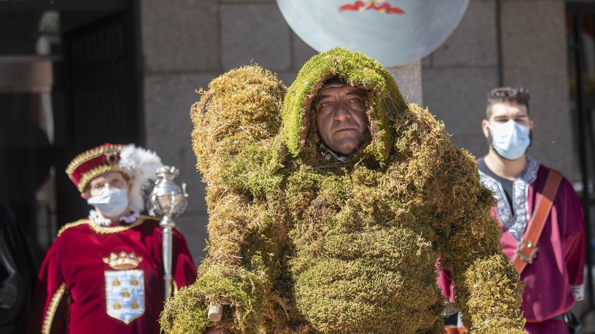 Un hombre de musgo en el Corpus de este 2021 en Béjar.