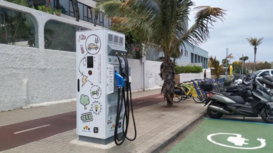 Nueva estación de recarga de vehículos eléctricos en la avenida