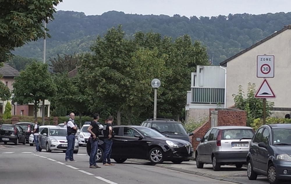 Un cura degollado por yihadistas en Francia