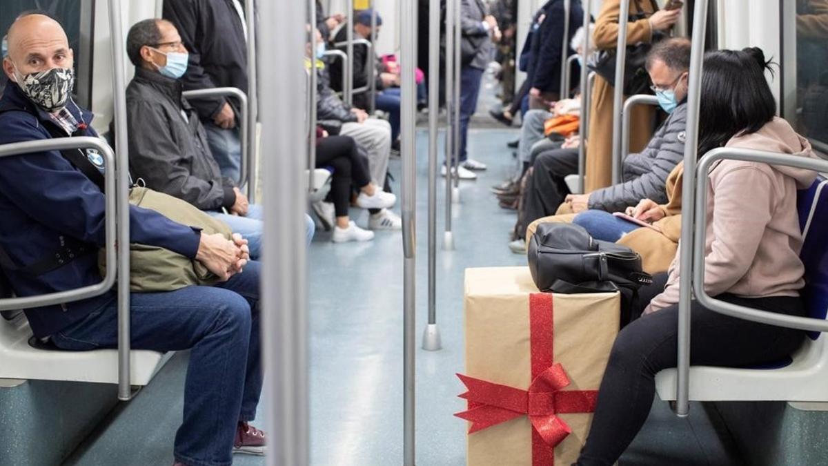 Viajeros en el metro de Barcelona.