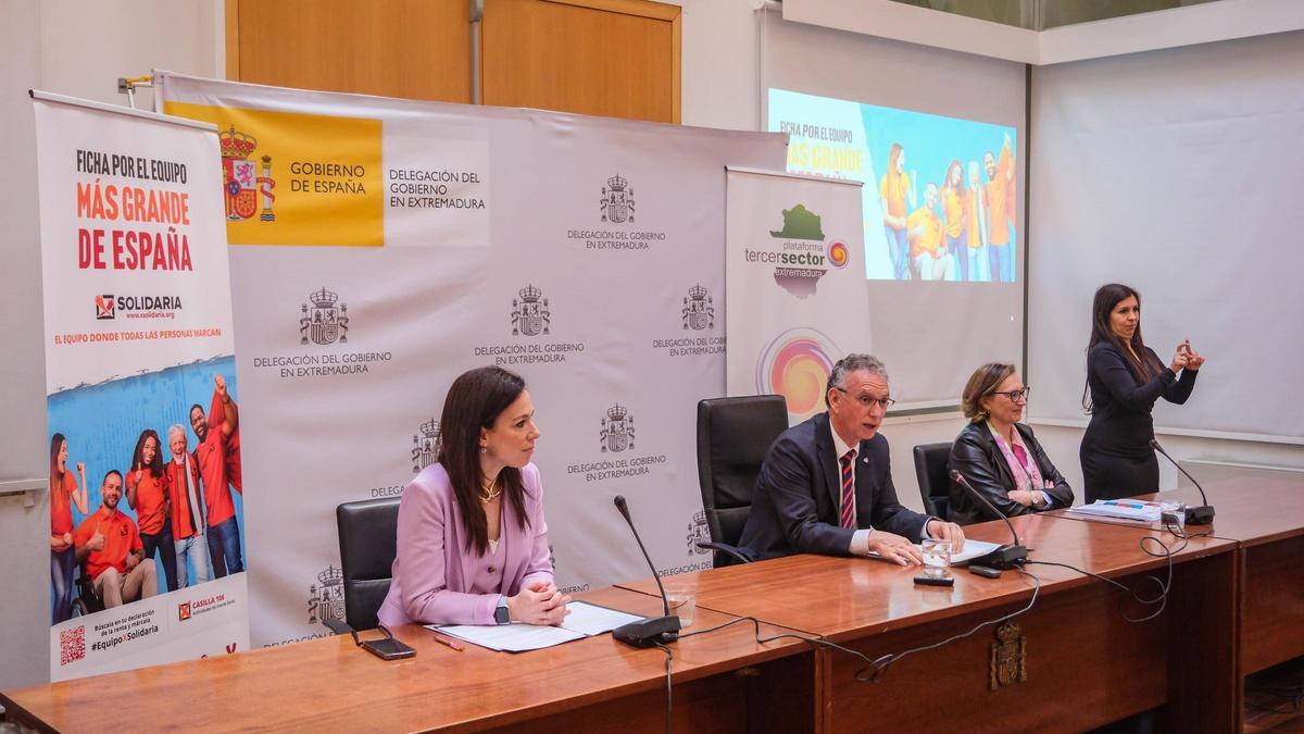 La consejera de Salud, el delegado del Gobierno y la presidenta del Tercer Sector en la presentación de la campaña de la X Solidaria 2023.
