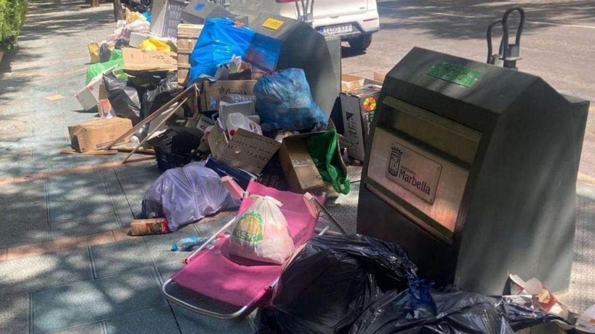 Basura depositada fuera de los contenedores en una céntrica calle de Marbella el pasado verano.