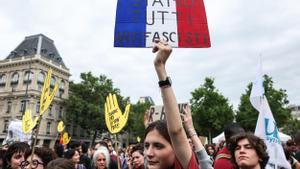 París, 03/07/2024.- Un manifestante sostiene una pancarta Todos somos antifascistas durante una manifestación contra la extrema derecha 
