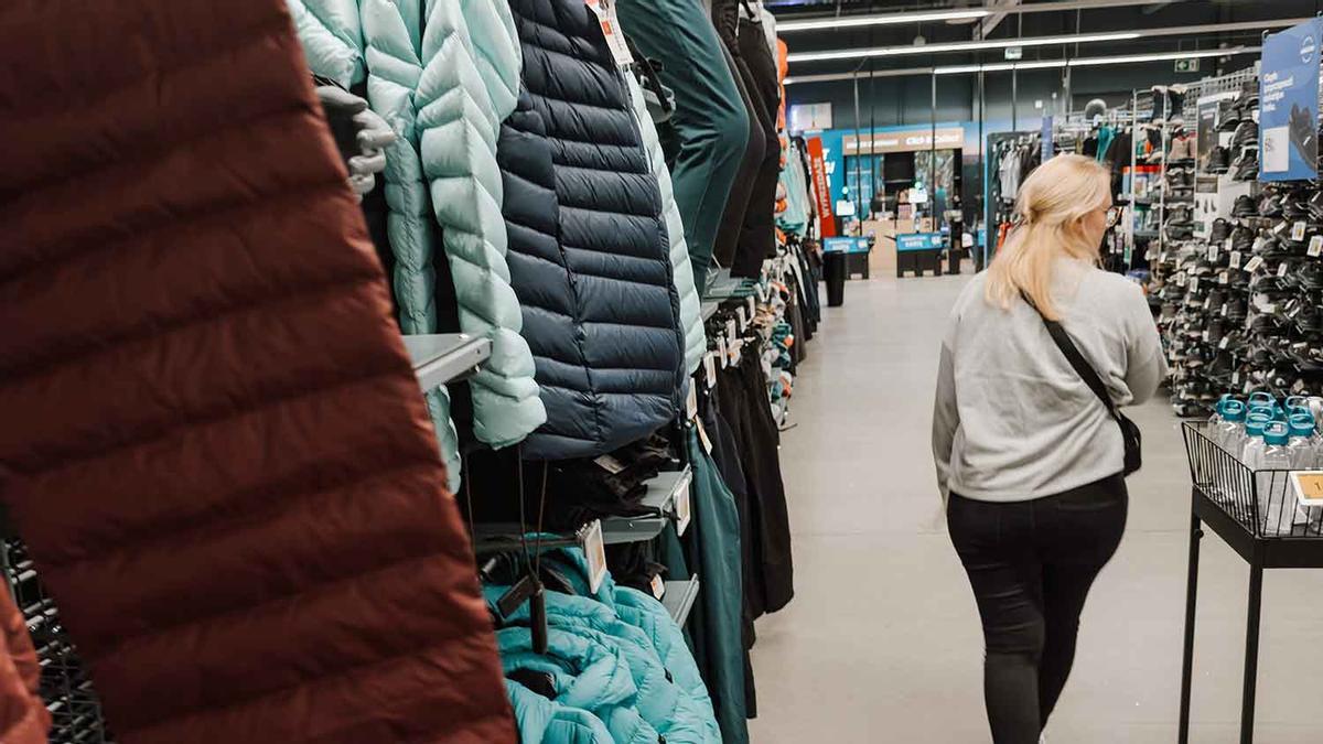 Colas en Decathlon para conseguir el nuevo chaleco multideporte antiagua, ceñido y low cost que vale para montaña y ciudad