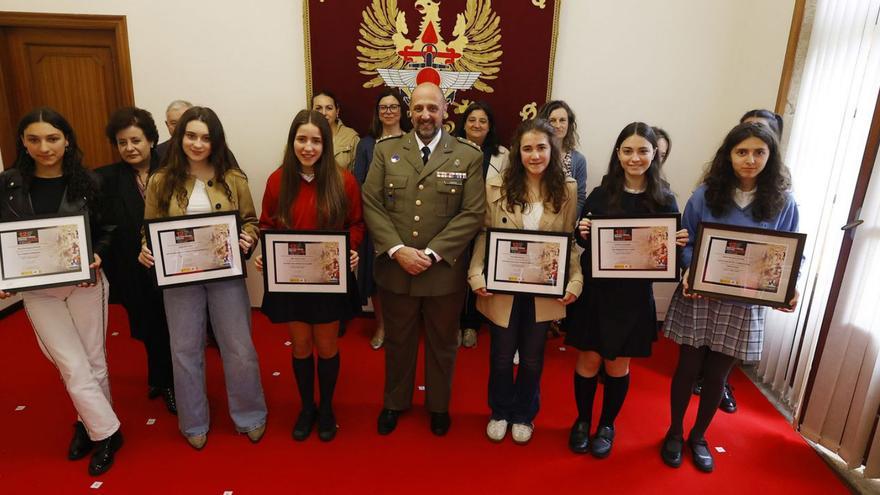 Defensa premia la «carta a un militar» de Jimena Novegil | GUSTAVO SANTOS