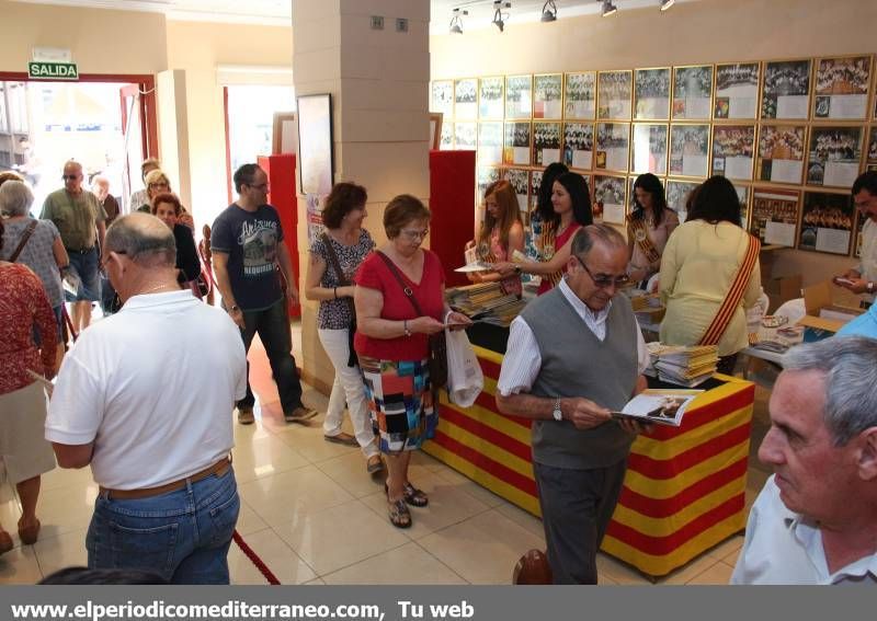 GALERÍA DE FOTOS -- Vila-real reparte el programa de fiestas de Sant Pasqual