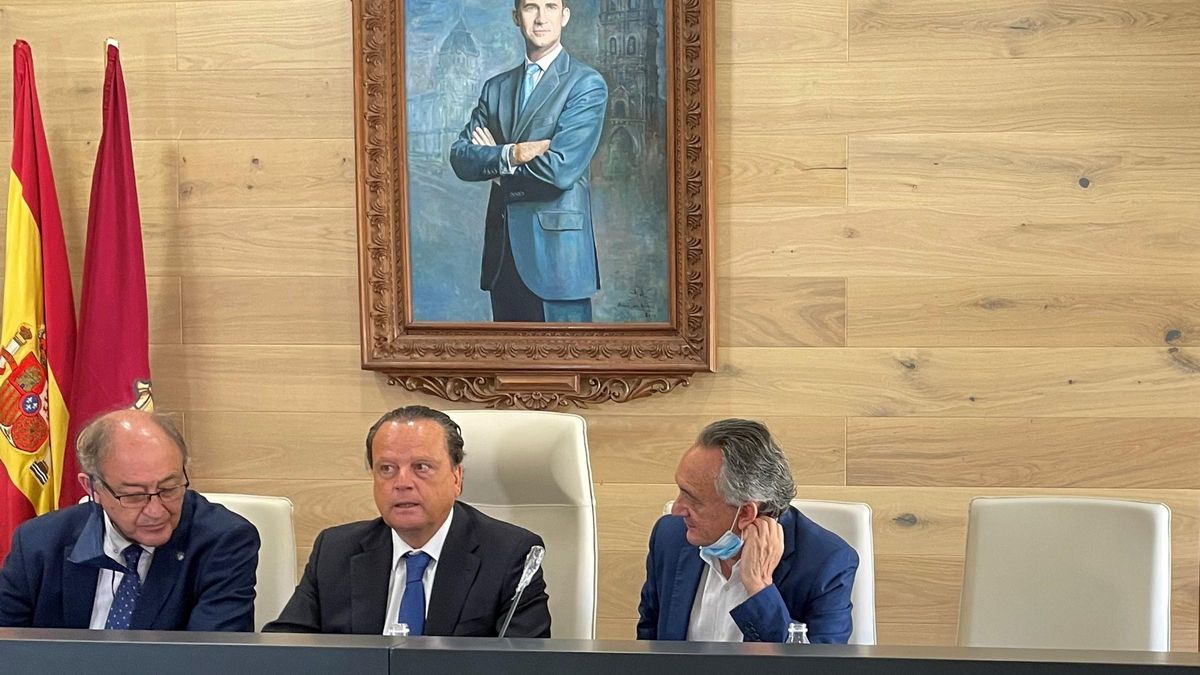 Pleno del Consejo de Cuentas en el Ayuntamiento de La Bañeza con Miguel Ángel Jiménez, Mario Amilivia y Emilio Melero.