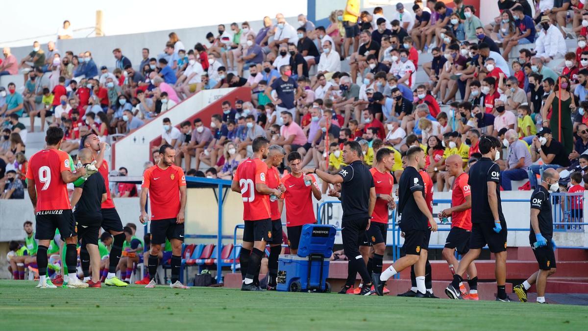 Luis García da instrucciones a sus jugadores durante una pausa de hidratación.