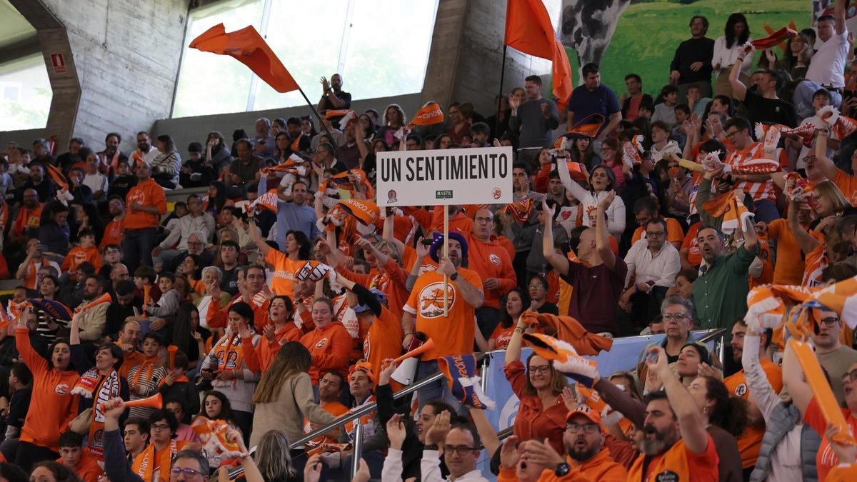 Afición del Leyma Coruña, en un partido en Riazor la pasada temporada