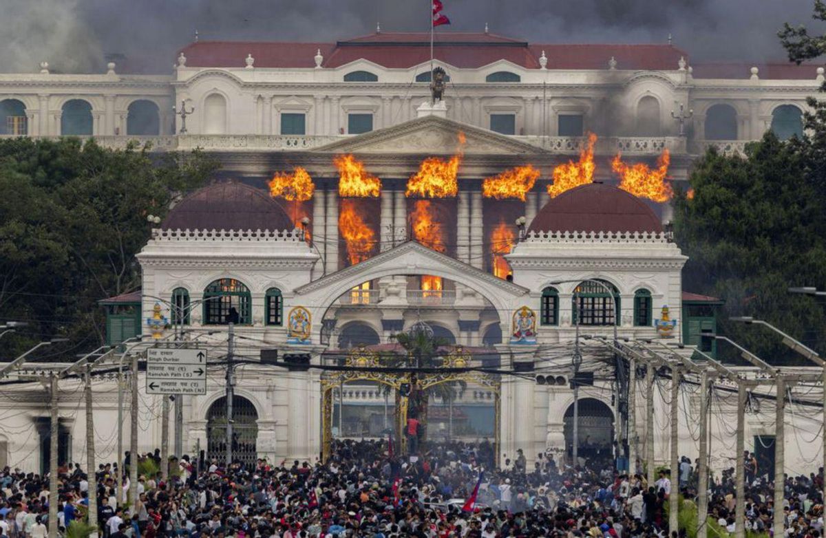 Les protestes anticensura al Nepal acaben amb el Parlament en flames