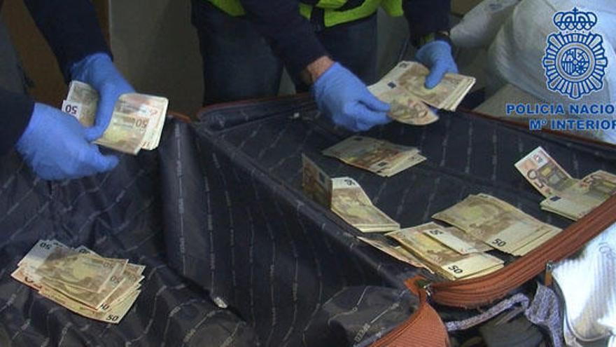 Ocultaban el dinero en efectivo en maletas con doble fondo.