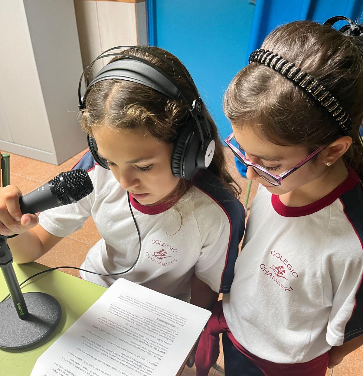 Dos alumnas durante la grabación del nuevo cuento de Navidad en el Colegio Chamberí
