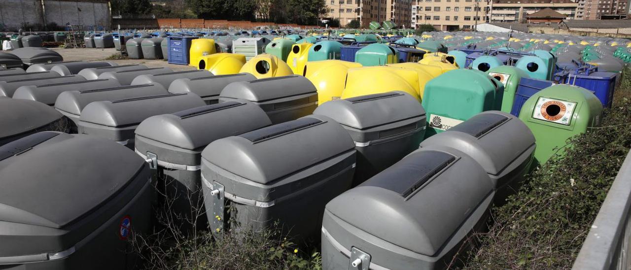 Contenedores de basura en la parcela municipal que el PSOE quiere convertir en aparcamiento. | Ángel González