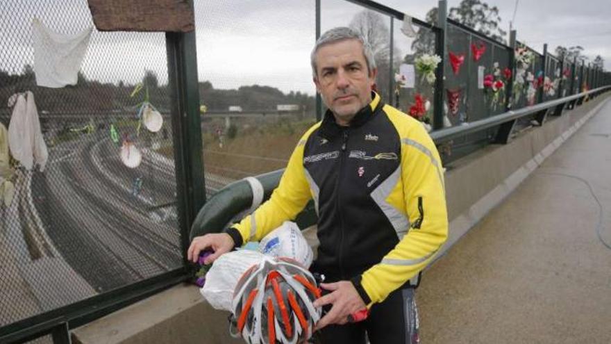 Cristóbal González, ayer, en el lugar donde tuvo lugar el accidente del Alvia en julio.  // Xoán Álvarez