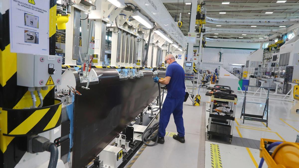 En España, el límite máximo de la indemnización en caso de despido improcedente no puede exceder de 33 días de salario por año de servicio, con un límite máximo de 24 mensualidades.