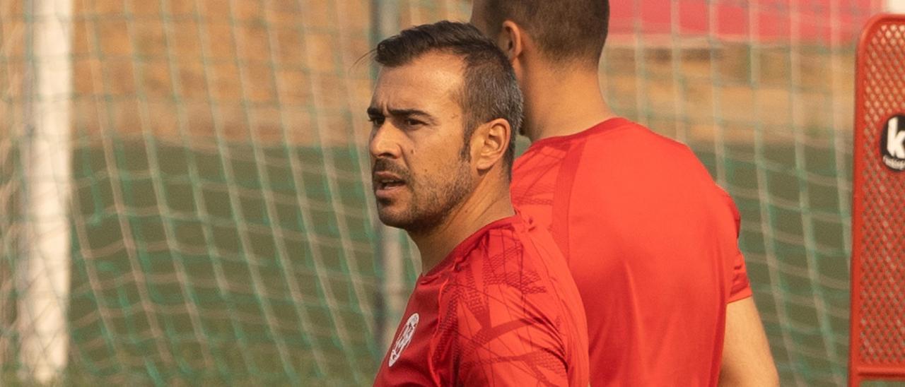 Yago Iglesias observa a sus jugadores en la primera sesión de pretemporada.