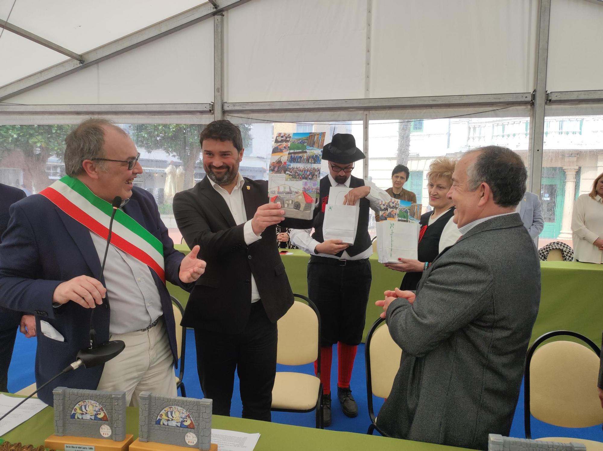 En imágenes: Luarca se viste de gala para hermanarse con la localidad italiana patria de Camillo Golgi
